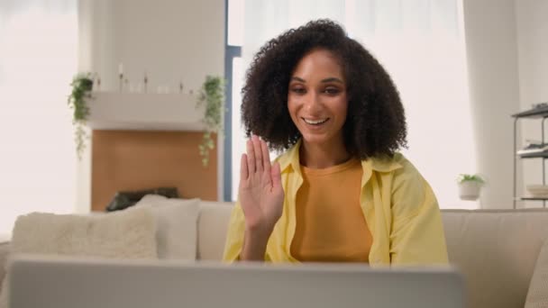 Boldog afro-amerikai nő mosolygós etnikai göndör haj lány háztulajdonos beszélni barátja számítógép videó chat beszél laptop web kamera virtuális konferencia hívás online találkozó karantén otthon - Felvétel, videó