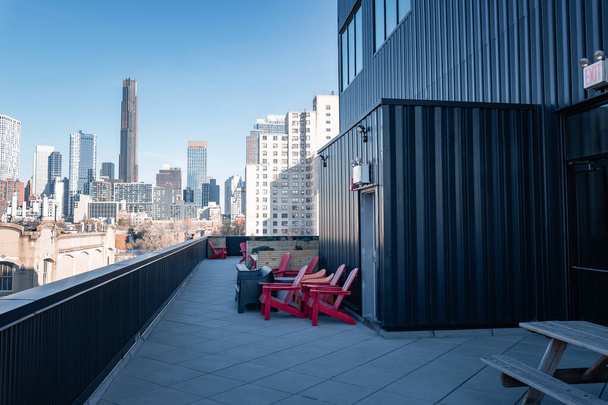 Brooklyn, New York 'taki çatı katından modern yüksek binaların ve geleneksel apartmanların manzarası - Fotoğraf, Görsel