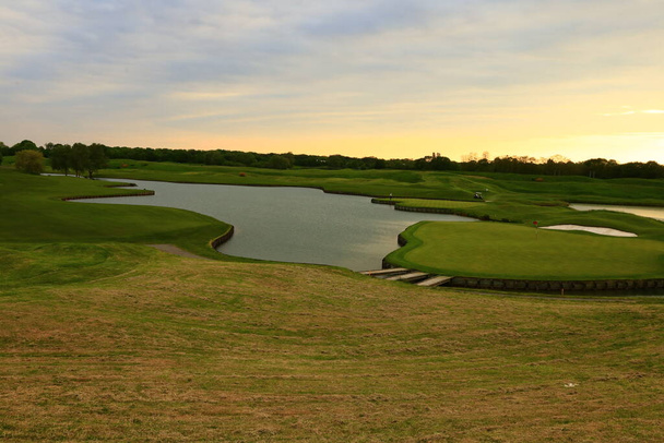 Der Albatros-Platz im Le Golf National ist ein 18-Loch-Golfplatz in Frankreich, in der Nähe von Paris - Foto, Bild