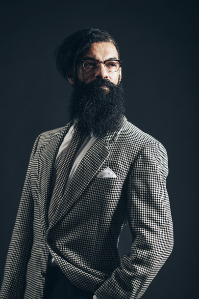 Человек-кузнец с козьей бородой
 - Фото, изображение