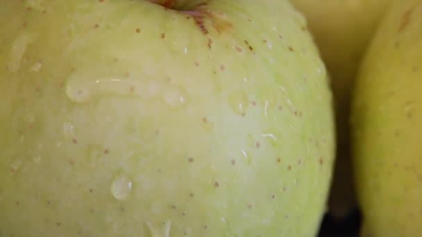 Wassertropfen laufen einen grünen Apfel hinunter. - Filmmaterial, Video