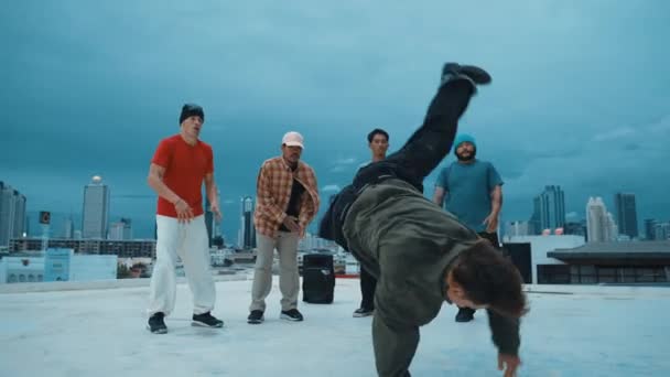 Spaanse hipster dansen omringd door multiculturele vriend bij het uitzicht op de stad met blauwe lucht. Een groep straatdanseressen op het dak. Actieve, leuke, vrolijke sfeer. Outdoor sport 2024. hiphop. - Video