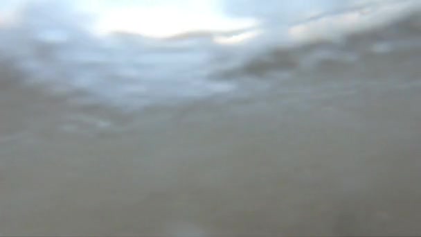 hermosa playa con olas de agua en verano, fondo de escena de cámara lenta natural - Metraje, vídeo