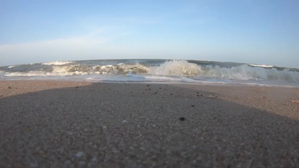 bela praia com onda de água no verão, fundo de cena de câmera lenta natural - Filmagem, Vídeo