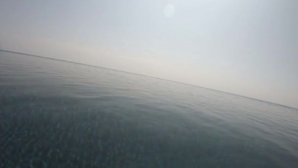 superficie de agua azul transparente en la piscina con cielo azul y nube blanca, escena de movimiento 4K - Imágenes, Vídeo