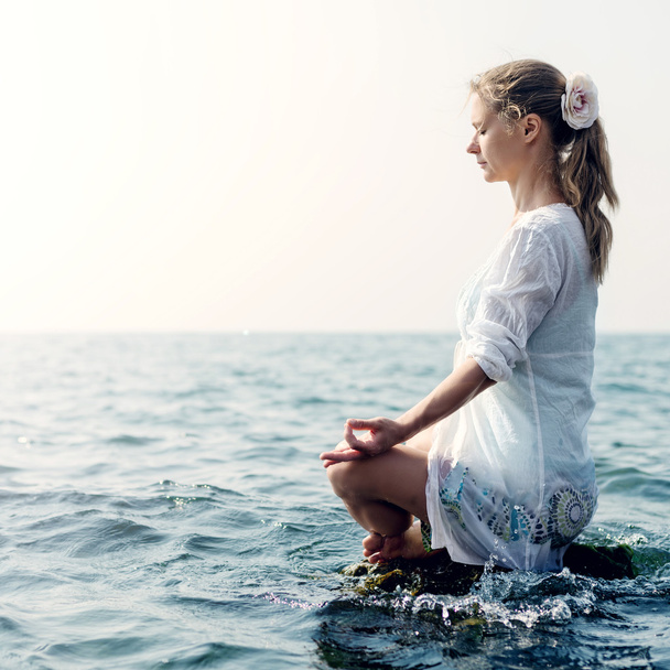Woman meditating at the sea - Foto, Imagen