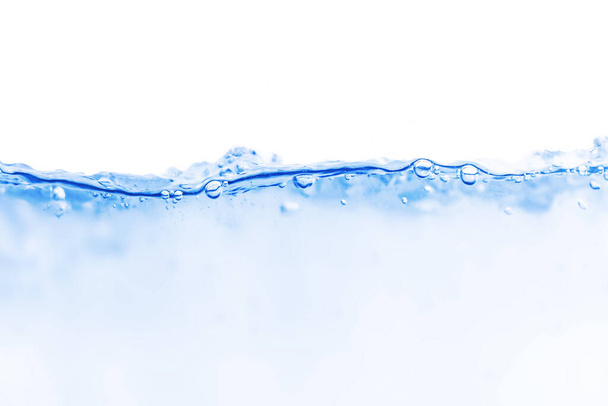 agua azul con burbujas de aire sobre fondo blanco - Foto, Imagen