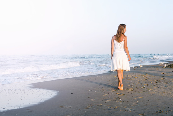 Dziewczynę stojącą na plaży - Zdjęcie, obraz