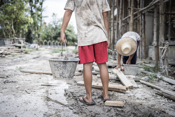 Niños que trabajan en obra para el Día Mundial contra el Trabajo Infantil, trata de personas, trabajo infantil deficiente. - Foto, imagen