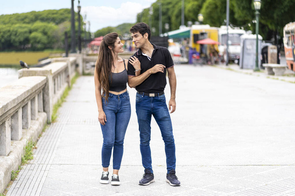 Jovem casal apaixonado andando ao longo da orla - Foto, Imagem