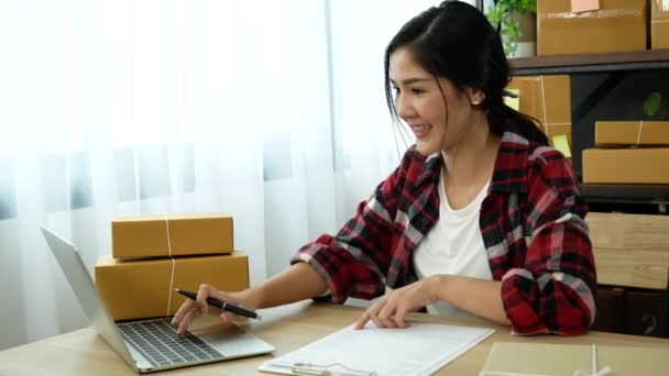 Sprzedawca online Zamknij ręce Młoda Azjatka wpisując laptop klawiatura sprawdzanie zamówienia online, sprawdź towar dostawa przesyłka przesyłka pocztowa. Azji kobieta startup mały biznes w domu biuro - Materiał filmowy, wideo