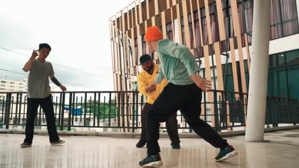 Egy csapat hipszter lépdel a hip-hop zene felé a folyosó plázában. Szakképzett break táncos b-boy tánc közben körülvéve multikulturális barát vagy táncos csoport. Szabadtéri sport 2024. hiphop. - Felvétel, videó