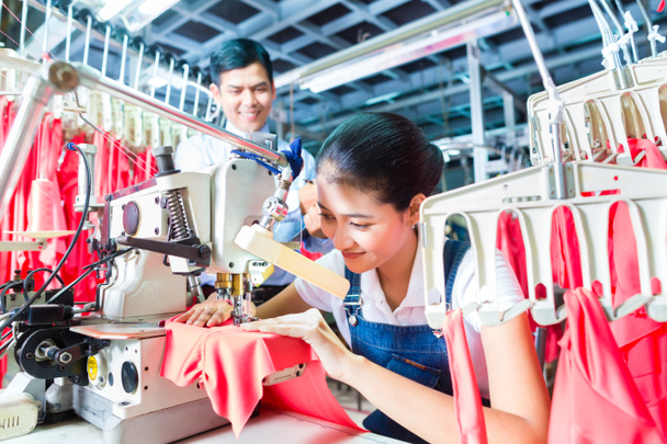 Costurera indonesia en fábrica textil asiática
 - Foto, imagen