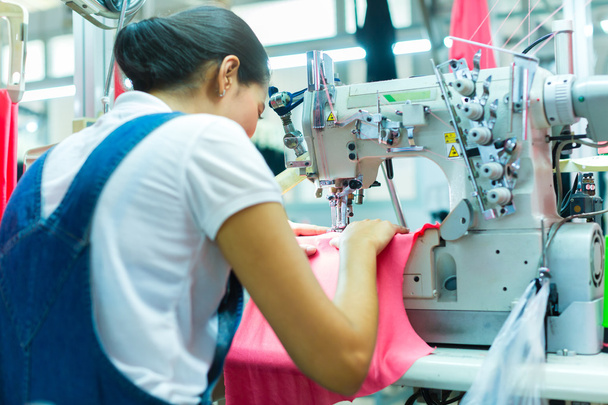Costurera indonesia en fábrica textil asiática
 - Foto, Imagen