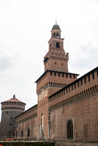 イタリアのカステッロ・スフォルツェスコ ミラノ北イタリアにあるスフォルツァ城の建物の中世の要塞 - 写真・画像