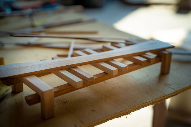 Маленькие деревянные детали для ремесел ручной работы в столярной мастерской, крупным планом - Фото, изображение