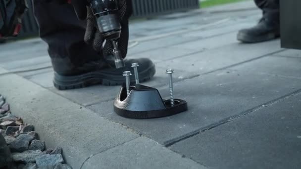 Trabajador de la construcción aprieta los tornillos utilizando un taladro eléctrico - Imágenes, Vídeo