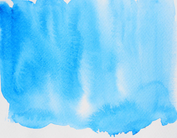 Fondo abstracto y patrón de textura azul un flujo de color sobre fondo blanco, ilustración acuarela mano dibujar y pintado en papel - Foto, Imagen