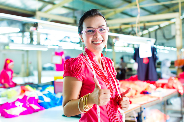 asiatische Schneiderin in einer Textilfabrik - Foto, Bild
