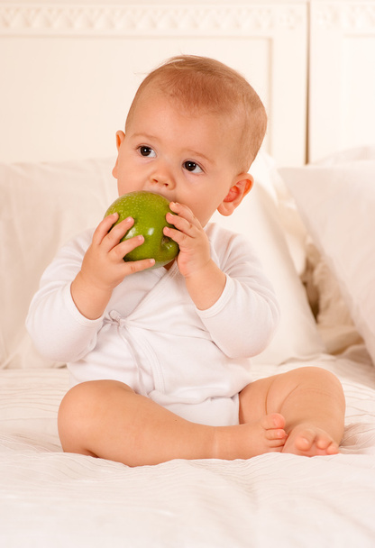 Ребенок кусает яблоко
 - Фото, изображение