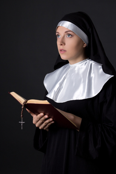 πορτρέτο του νεαρή όμορφη γυναίκα μοναχή ανάγνωση Βίβλων πέρα από το γκρι - Φωτογραφία, εικόνα