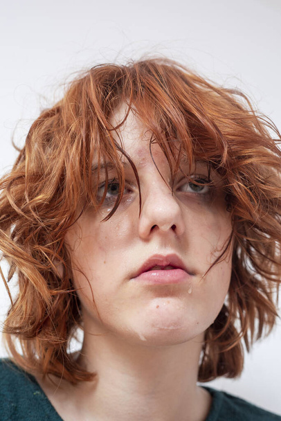  Teenager-Mädchen mit roten Haaren weint in ihrem Zimmer. Emotionsmanagement - Foto, Bild