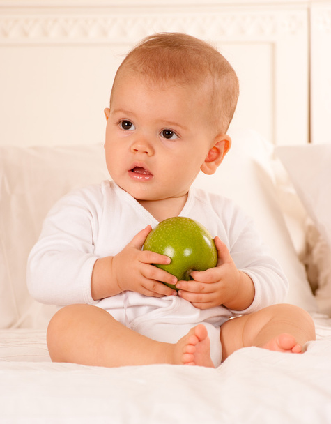 Ребенок играет с яблоком
 - Фото, изображение