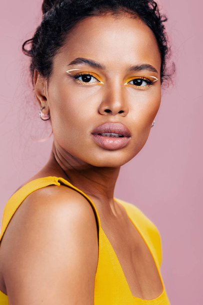 Güzel stüdyo gülümsemesi güzellik fotokopisi moda modeli pembe yüz portresi renkli siyah Afrikalı ten makyaj malzemesi yaratıcı sarı makyaj alanı - Fotoğraf, Görsel