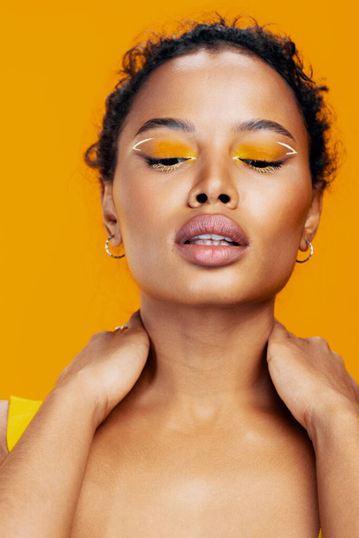 Moda mujer ojo belleza hermoso maquillaje africano rosa modelo amarillo colorido negro estilo espacio copia estudio creativo étnico cosmetología cara retrato feliz cosmética sonrisa piel - Foto, Imagen