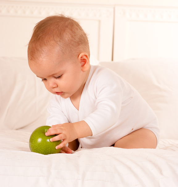 Симпатичный ребенок и яблоко
 - Фото, изображение