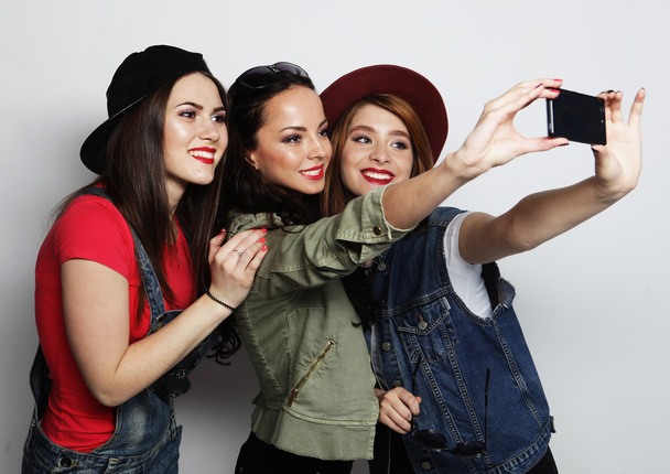 hipster girls best friends taking selfie - Foto, afbeelding
