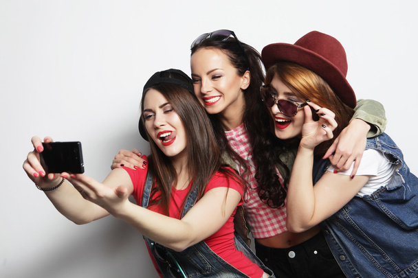 hipster girls best friends taking selfie - Valokuva, kuva