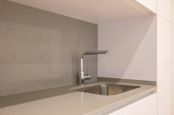 Leere graue Küche mit Spüle und Metallhahn - Foto, Bild