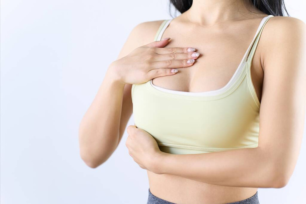 Kobieta cierpiąca na problemy z piersi - Zdjęcie, obraz