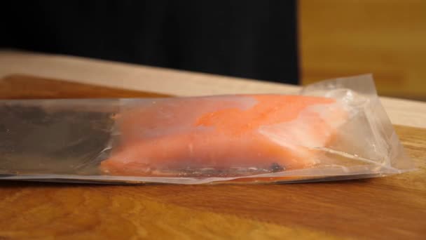 Tagliare il salmone a pezzi con un coltello. Piatti di cottura dal pesce rosso - Filmati, video