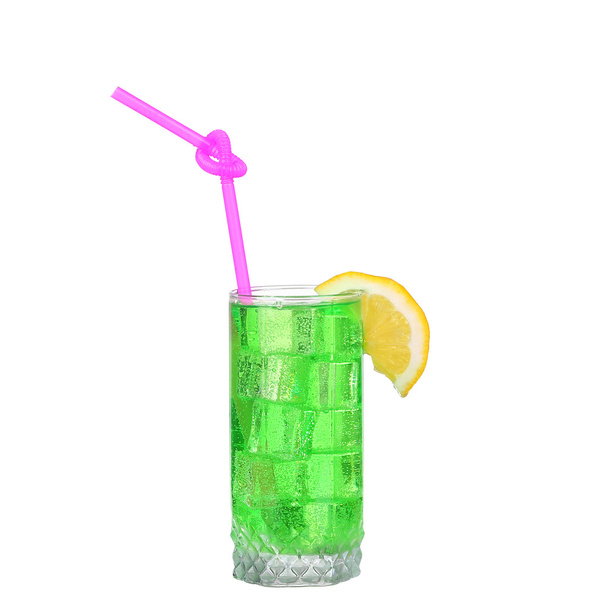 Фруктовый коктейль с лаймом и кубиками льда в стакане на белом спинке
 - Фото, изображение