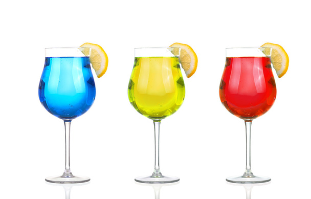 Joukko kauniita shottilaseja täynnä värillisiä alkoholipitoisia cocktaileja
 - Valokuva, kuva