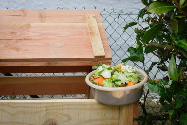新しい木製コンポーネントのベース内の野菜廃棄物 - 写真・画像