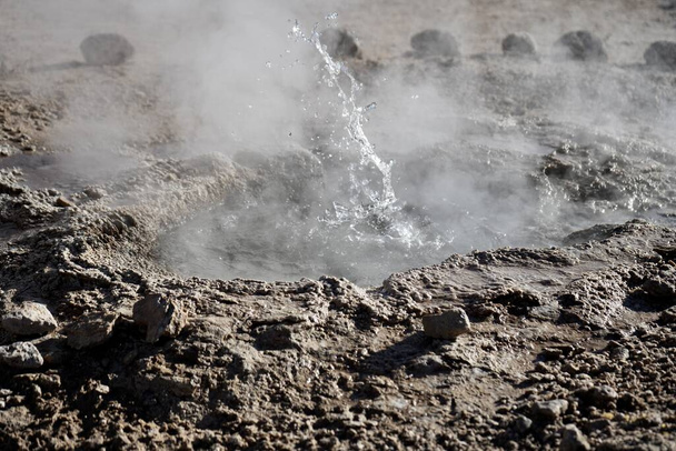 Gorąca woda wybuchająca z gejzera zamrożonego w czasie. Gejzery Del Tatio, Antofagasta, Chile. - Zdjęcie, obraz