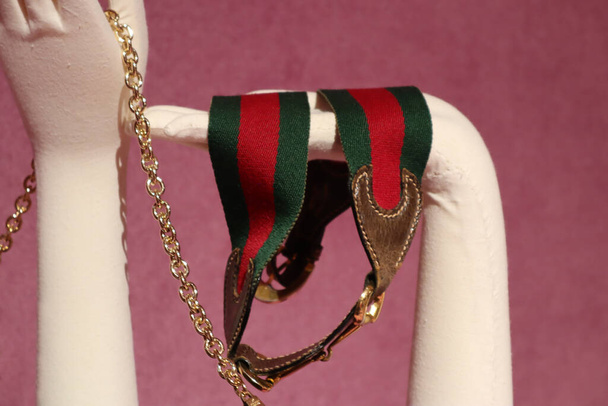 Exposición de los productos de archivo de Gucci en el Museo Gucci de Florencia: un cinturón de marca de los años 60 - Foto, imagen