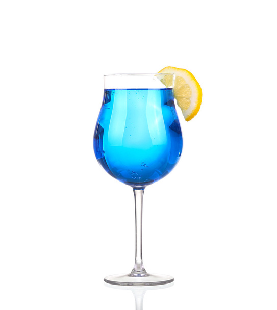 Sprite bebidas con gas gaseoso y hielo en vidrio aislado en blanco
 - Foto, imagen
