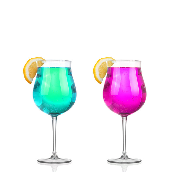 Set schöner Schnapsgläser gefüllt mit farbigem alkoholischen Schwanz - Foto, Bild