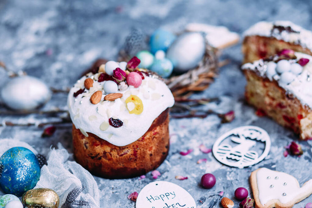 panettone. Gâteau de Pâques avec meringue et décoration sur la table - Photo, image