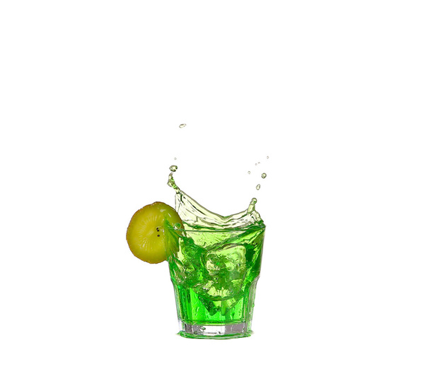 Зеленый коктейль с брызгами и зеленой известь изолированы на белом
 - Фото, изображение
