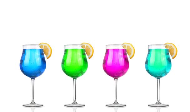 Набір красивих склянок, наповнених кольоровими алкогольними коктейлями
 - Фото, зображення