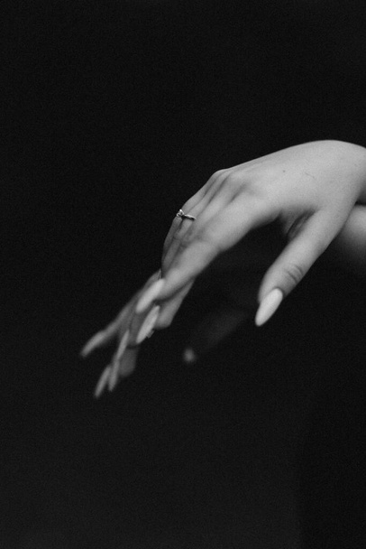 Novia joven vistiendo un hermoso anillo de compromiso, primer plano. Foto de alta calidad - Foto, imagen