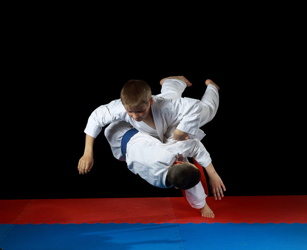 Sportovci v karategi jsou perfoming hodů s klesající - Fotografie, Obrázek