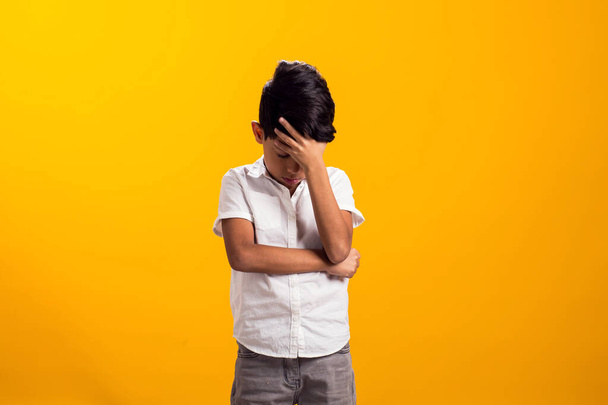 Retrato de niño molesto sobre fondo amarillo. Emociones y concepto bulling - Foto, Imagen