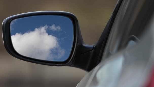 Espelho retrovisor refletindo céu
 - Filmagem, Vídeo