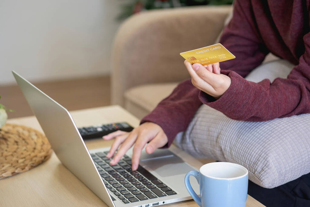 Красиві азіатські жінки, використовуючи кредитні картки для покупок в Інтернеті з ноутбуками та смартфонами, концепція онлайн-покупок. - Фото, зображення